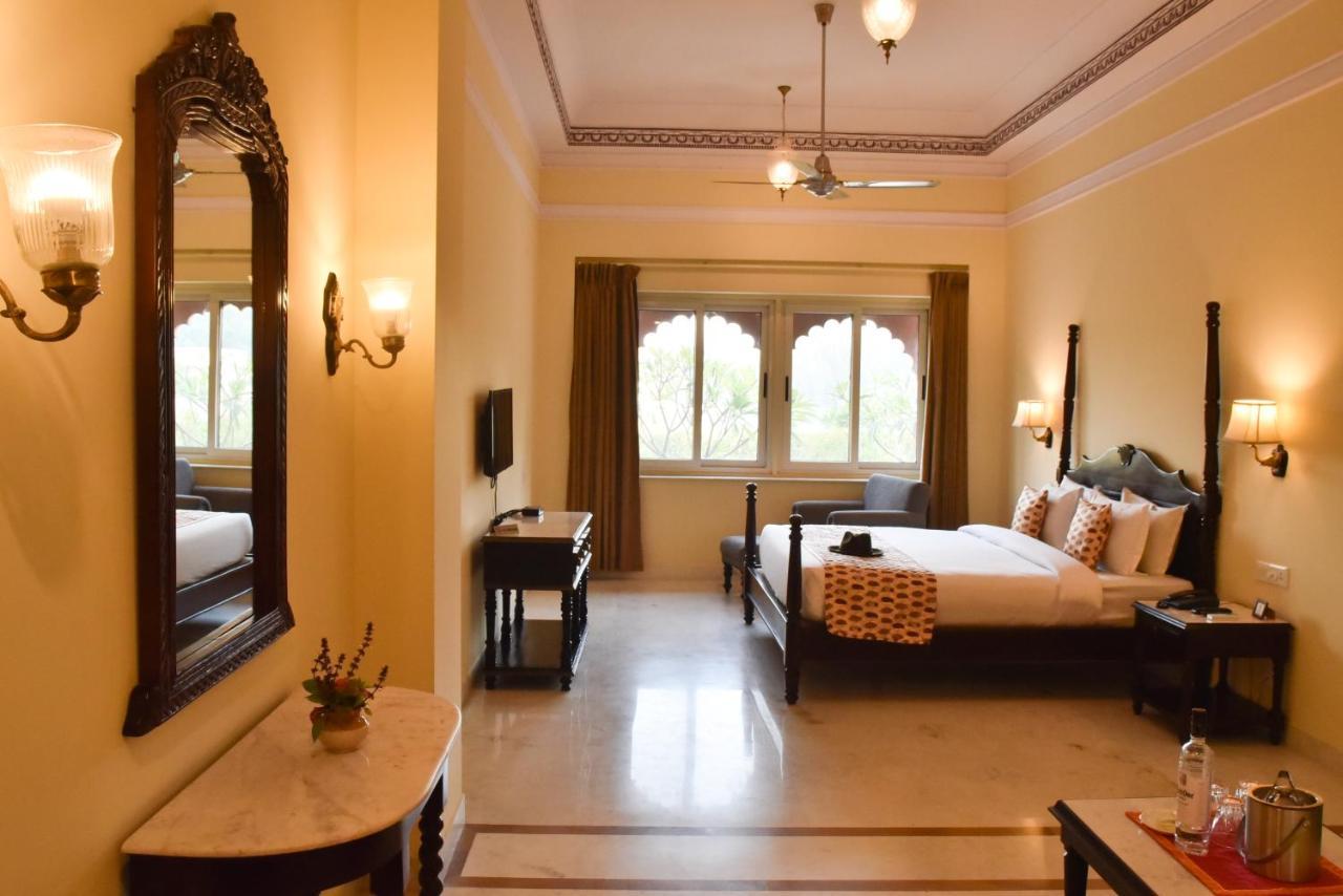 Umaid Palace - A Lakeside Heritage Palace Resort Near Jaipur Close To Bhangarh & Chand Baori Stepwell Abhaneri Dubbī Exterior foto
