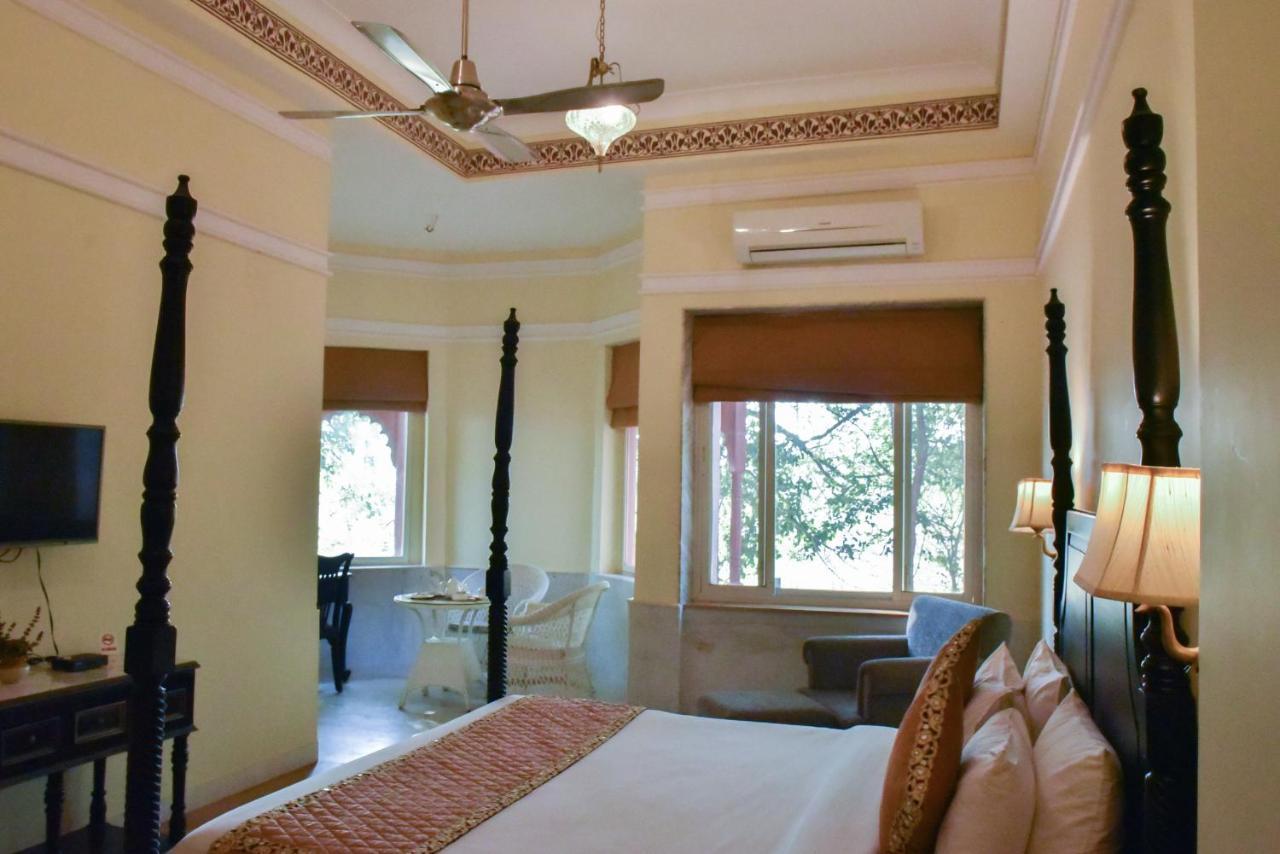 Umaid Palace - A Lakeside Heritage Palace Resort Near Jaipur Close To Bhangarh & Chand Baori Stepwell Abhaneri Dubbī Exterior foto